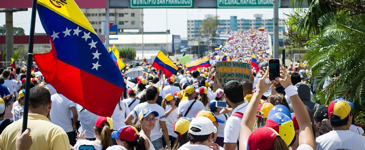 Caos in Venezuela: Guaidó si autoproclama presidente