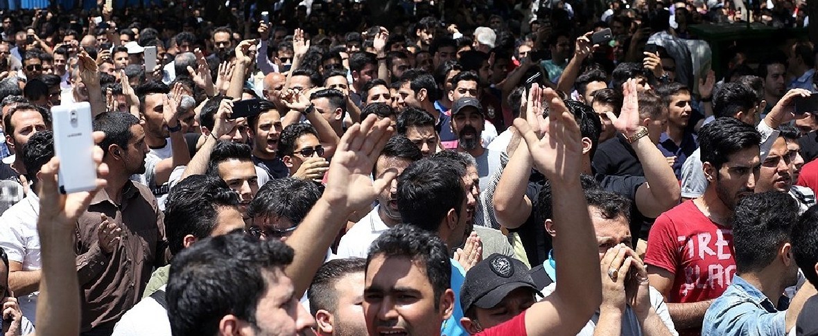 Proteste e scontri in Iran per il rincaro del carburante