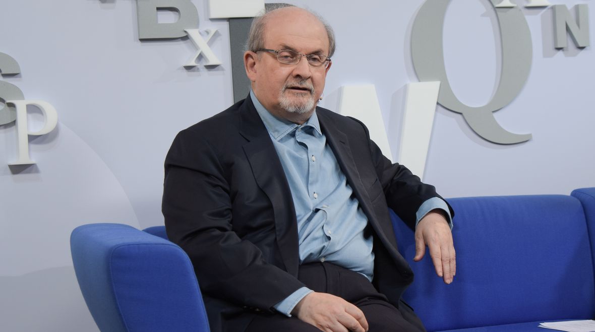 Salman Rushdie aggredito e ferito